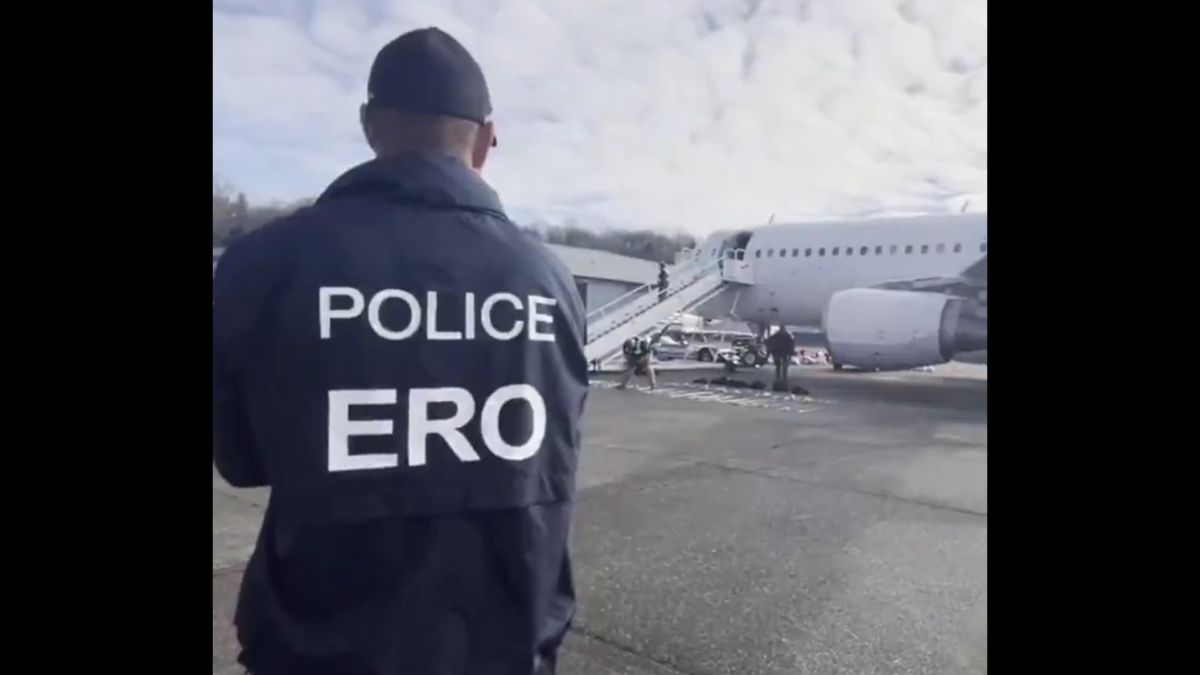 Trumpék nem finomkodnak – lábbilincsben deportálják az illegális migránsokat az Egyesült Államokból (VIDEÓ)