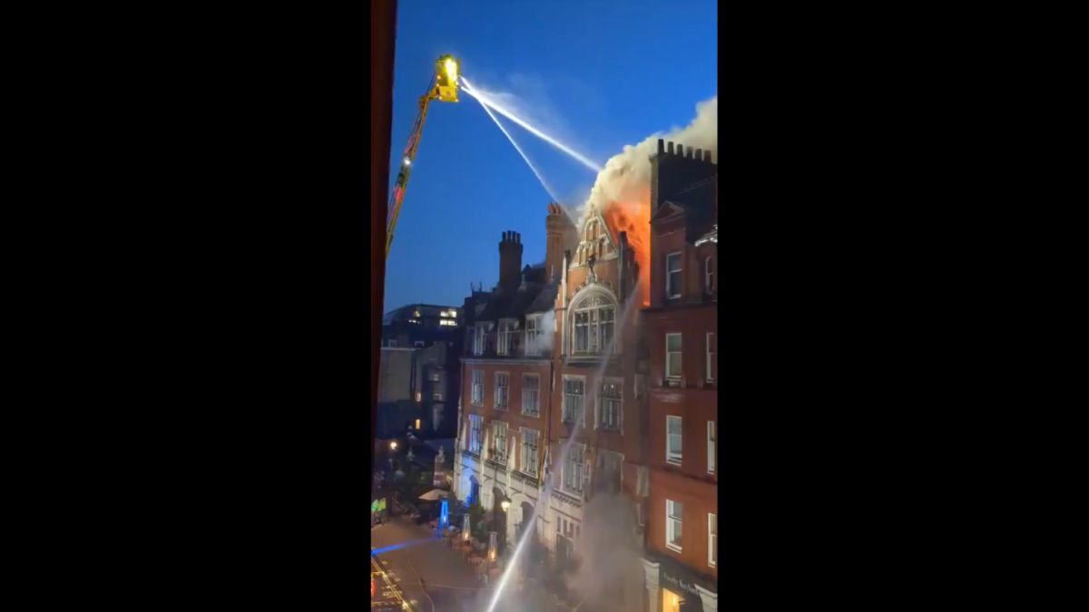 Tűz ütött ki a londoni luxusszállodában, több tucat embert kellett kimenekíteni (VIDEÓ)