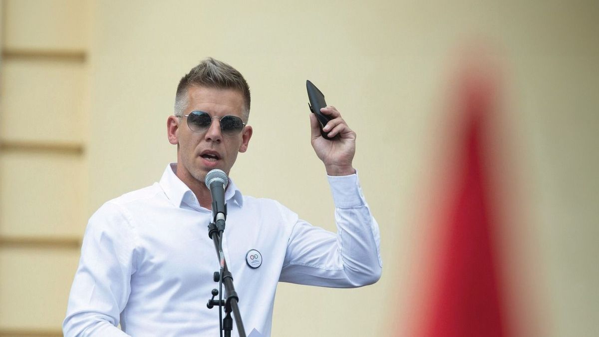 Egyéves a magyar átok: nem elég hülyének lenni, hülyének is kell látszani