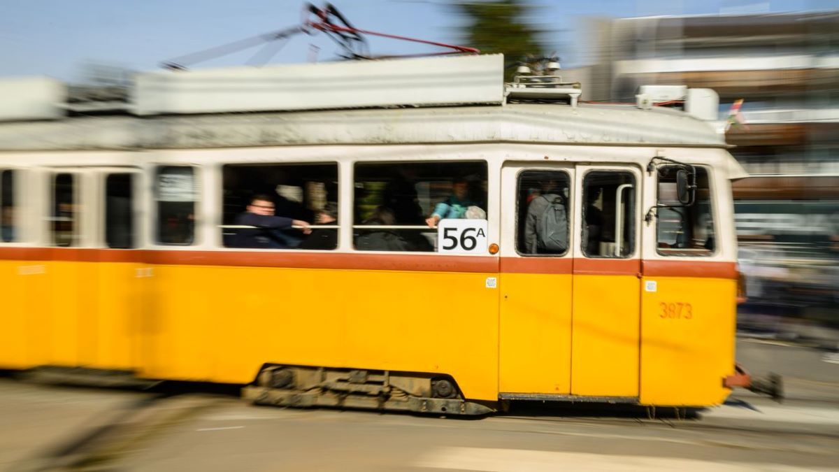 Baleset történt Budapesten: villamos és autó ütközött