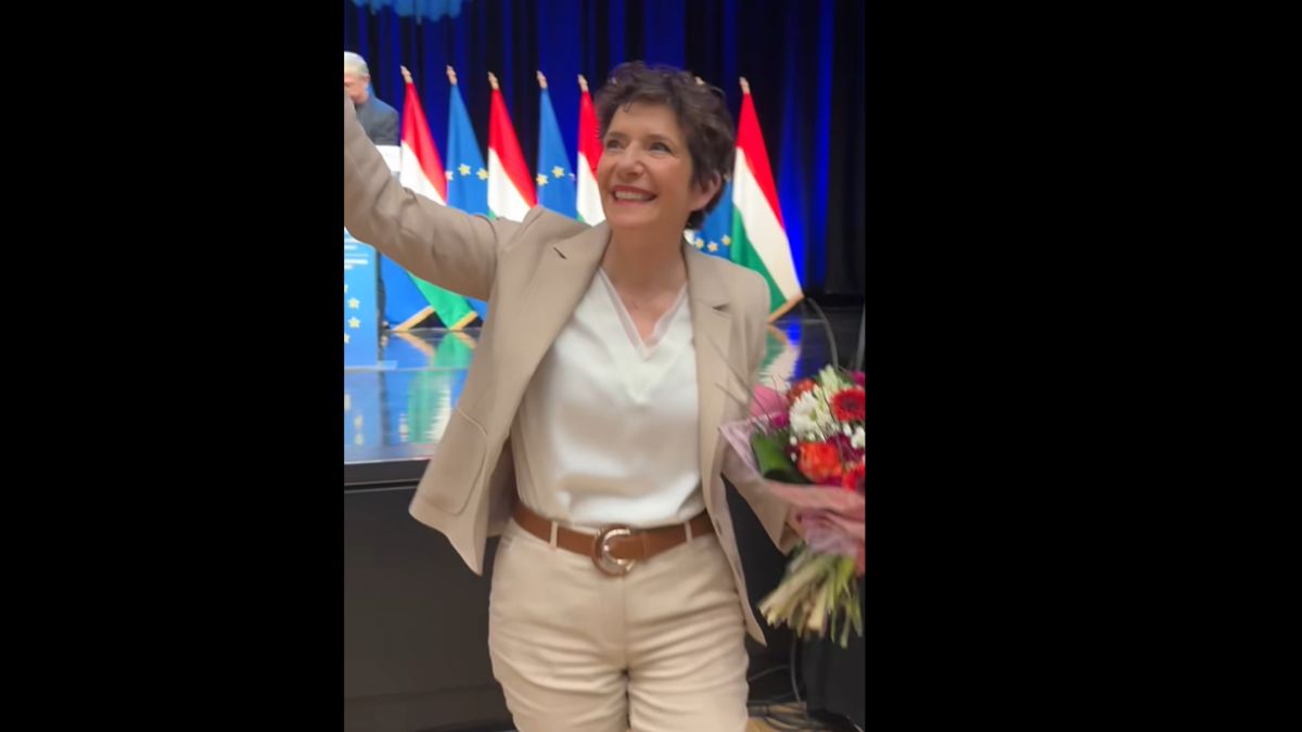 Meglepő fordulat történt a DK kongresszusán – még egy csók is elcsattant! (VIDEÓ)