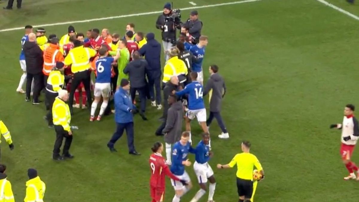 Óriási botránnyal ért véget a liverpooli derbi, még Arne Slot is piros lapot kapott (VIDEÓ)