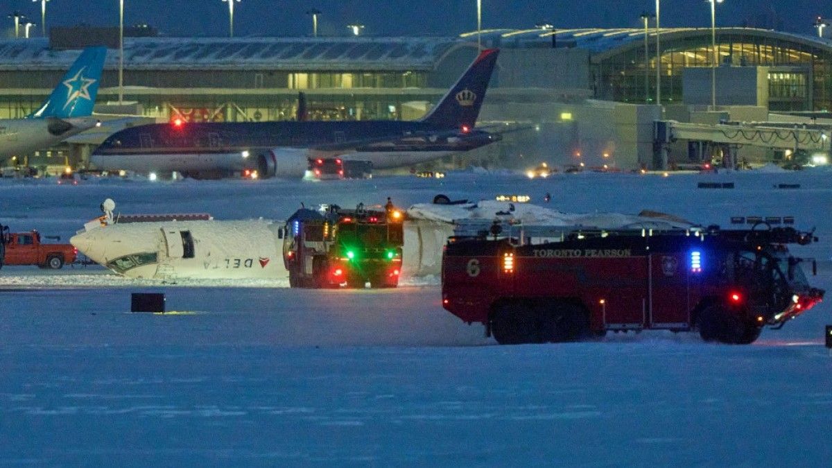 Videón, ahogy evakuálják a Delta Airlines hátán landolt gépének utasait
