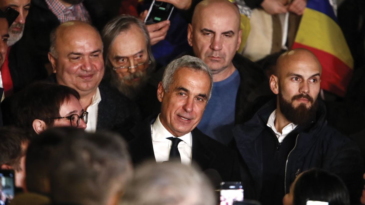 Nem álltak le a román hatóságok: újabb házkutatásokat tartottak Georgescunál