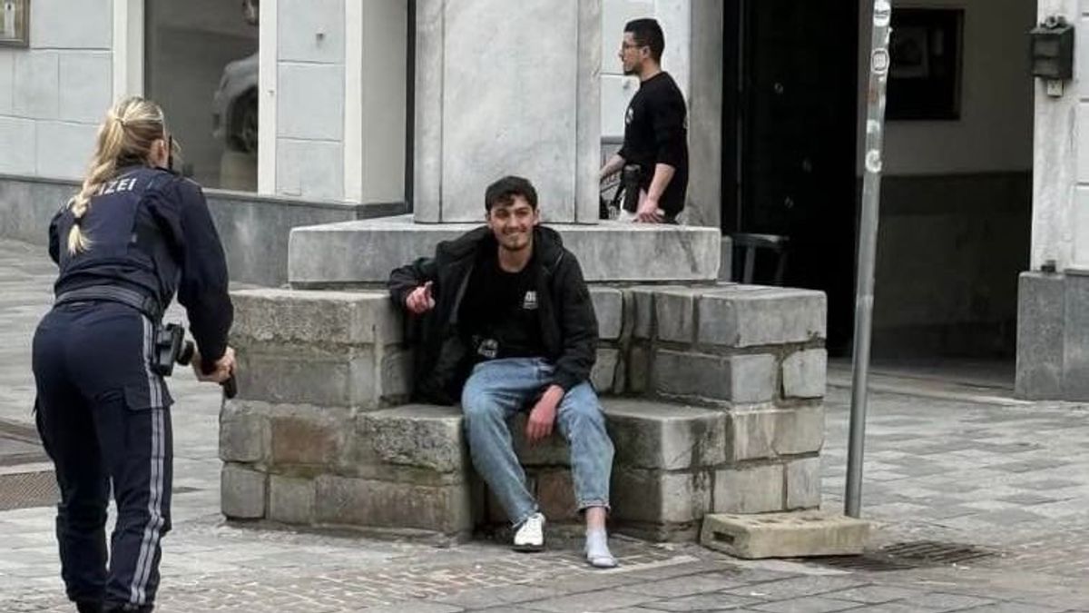 Nevetve várja letartóztatását ez a 23 éves szíriai migráns