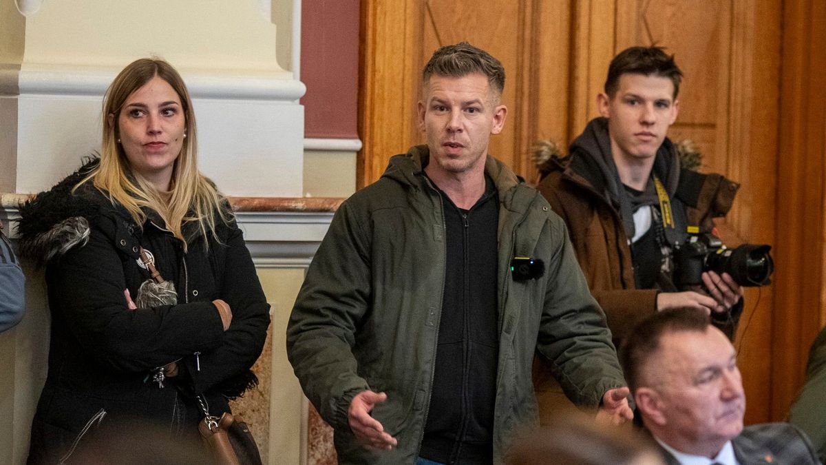 Nem létező óvodabezárási hullám miatt ment Sopronba balhézni Magyar Péter