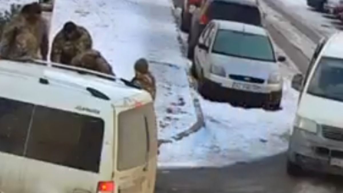 Elképesztő jelenetek Ukrajnában: már a bicikliről rángatják le a férfiakat és viszik a hadseregbe (Videó)