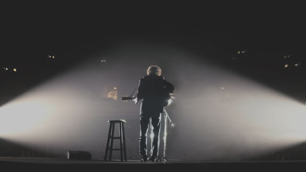 A „Sehol se otthon” hitelesen mutatja meg, hogy Dylan mennyire nem fért bele semmiféle kategóriába – megnéztük a Bob Dylan-filmet