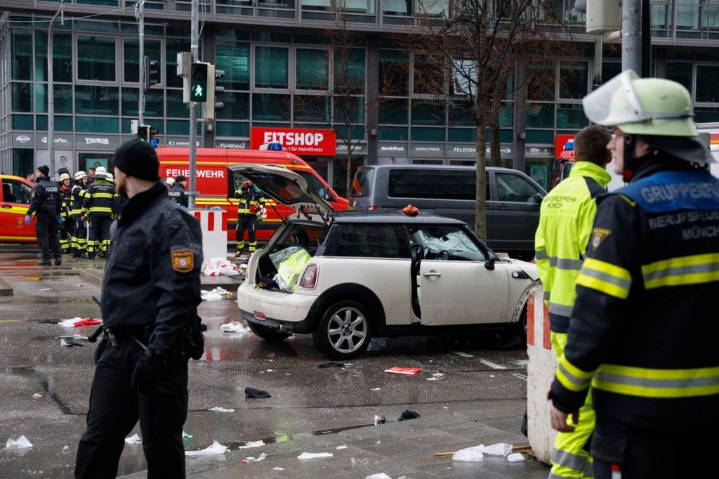 Car drives into crowd in Munich, several injured: German police