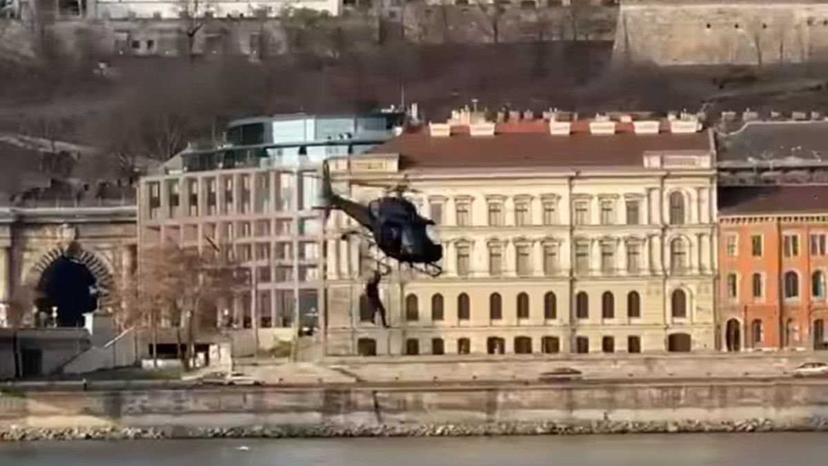John Cena Budapesten: a világ legjobb kaszkadőr-pilótája repült a Lánchídnál, vele dolgozik együtt a világhírű színész-pankrátor