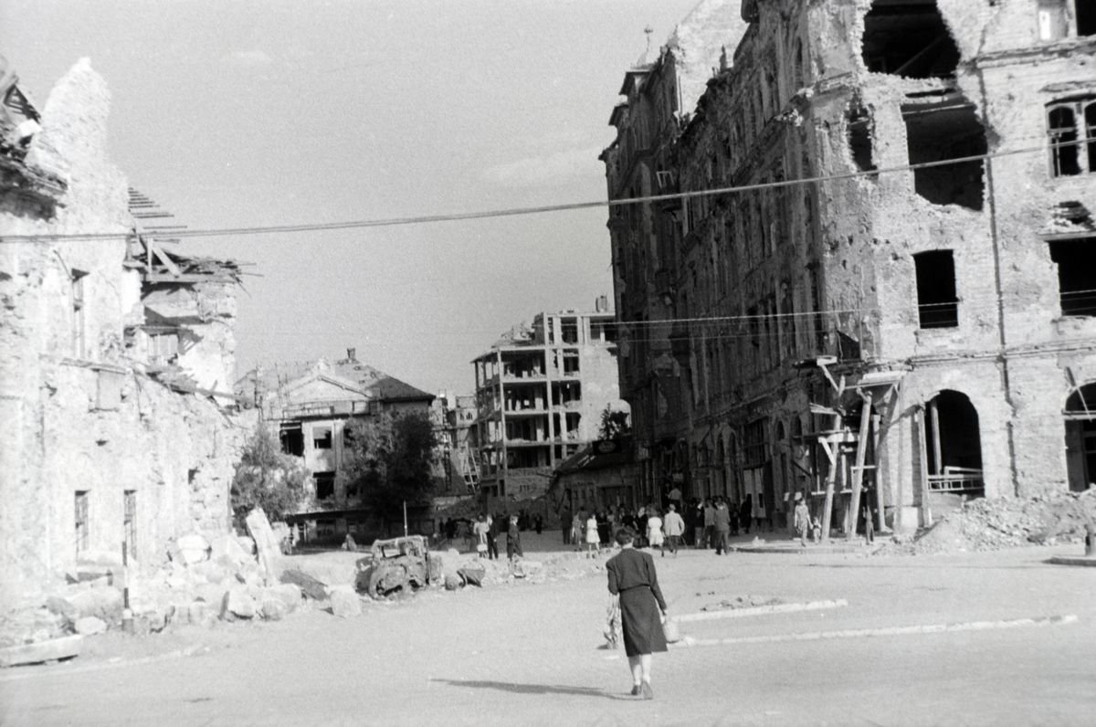 Széna tér a Hattyú utca felé nézve, balra a régi Szent János Kórház romjai (1945)