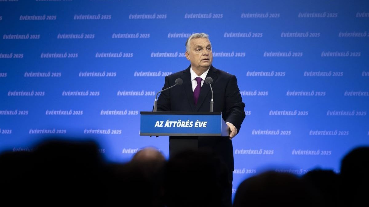 Mandinerrel az asztalán készül Orbán Viktor az ünnepi beszédre (VIDEÓ)
