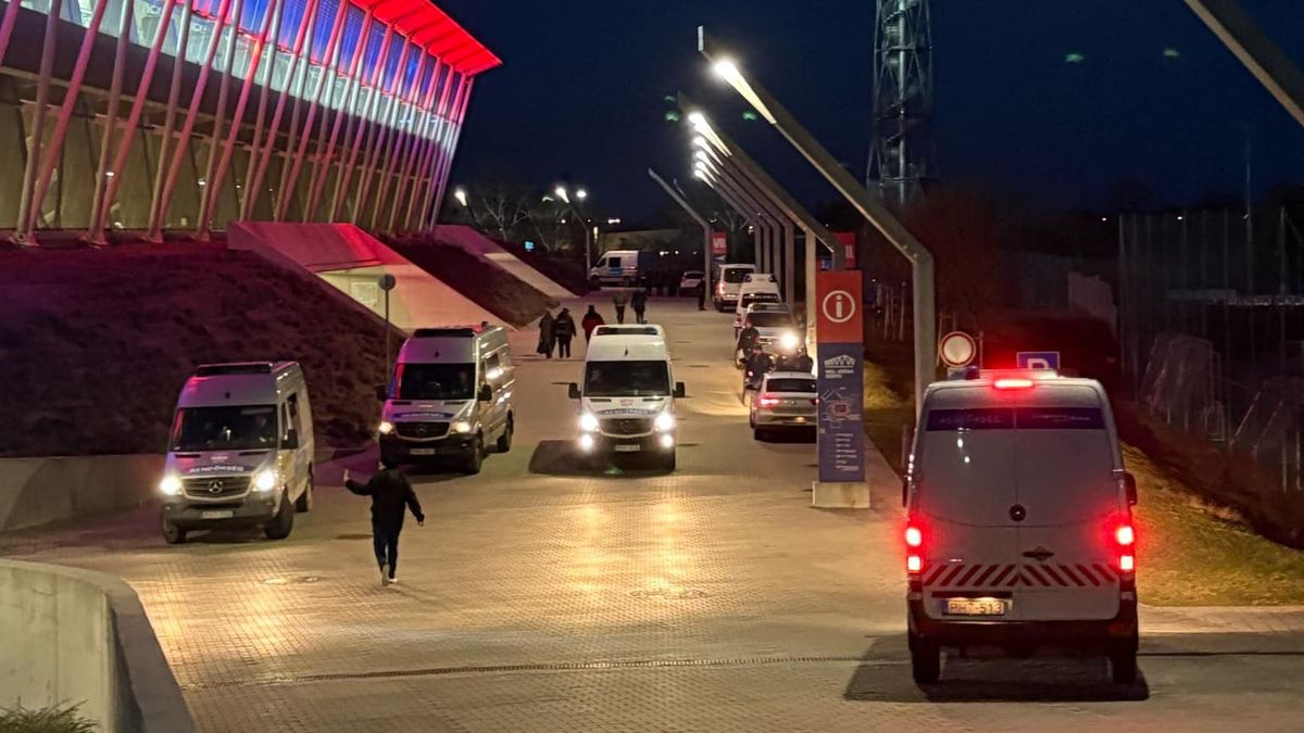 Őrjöngenek a fehérvári szurkolók: börtönkörülményeket emlegetve vonultak ki a stadionból