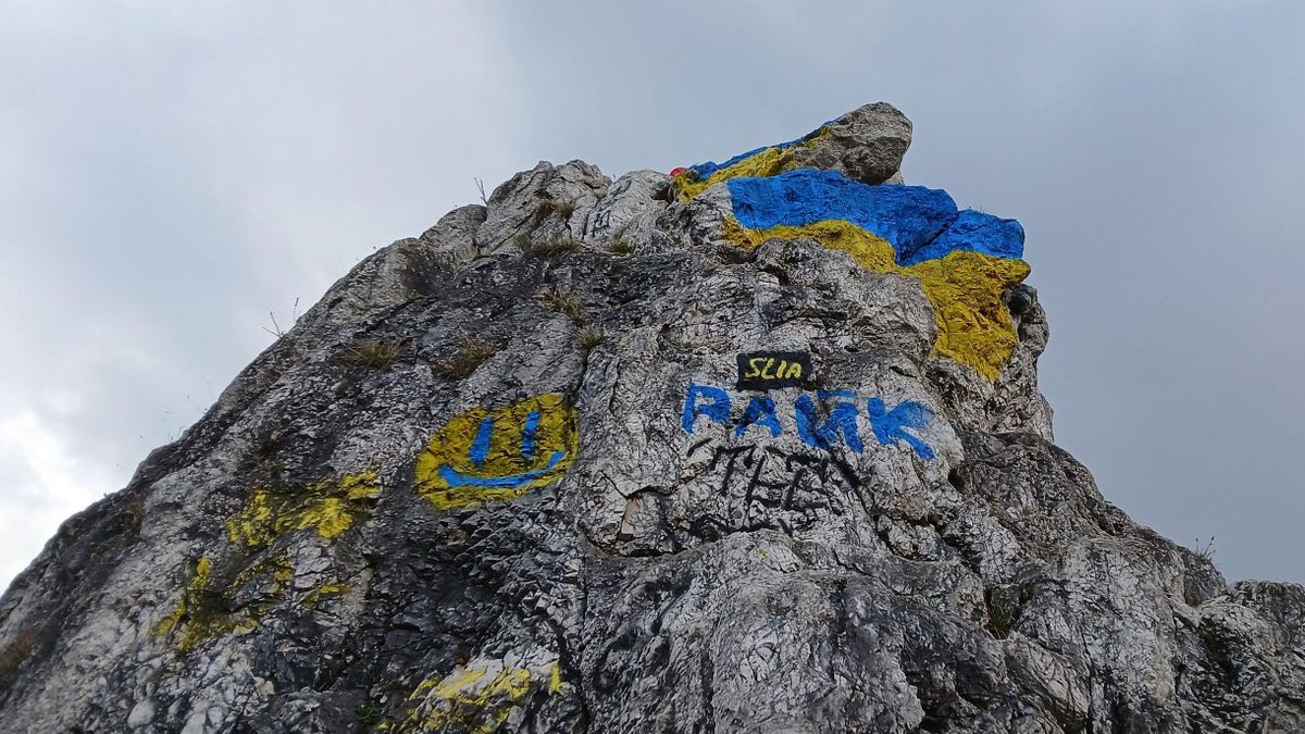 „Slava Ukraini!” – Ukrajna színeire graffitizték a Budai Tájvédelmi Körzet népszerű szikláját (FOTÓK)