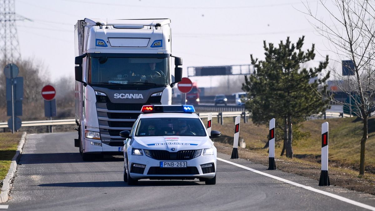 Radioaktív anyagot szállító kamion borult fel az M3-ason