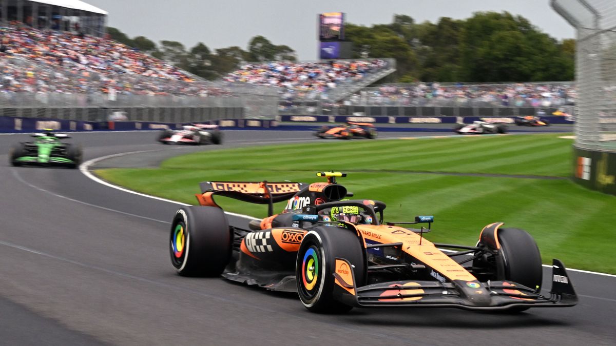 Törték-zúzták az autókat Melbourne-ben: brit versenyző nyerte a kaotikus F1-es idénynyitót (VIDEÓ)