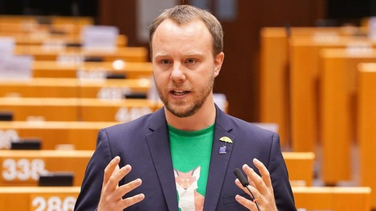 „Ugyanezt tegyék Freunddal is” – a Mandiner munkatársa a német zöldpárti politikus ellehetetlenítését szorgalmazná