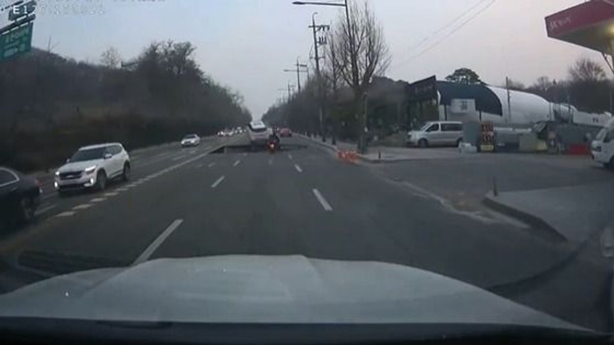 Videón, ahogy szó szerint megnyílik a föld és elnyel egy motorost
