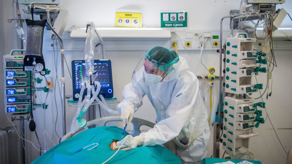 Új Covid-variáns terjed fájdalmas tünetekkel, nő a kórházi esetek száma
