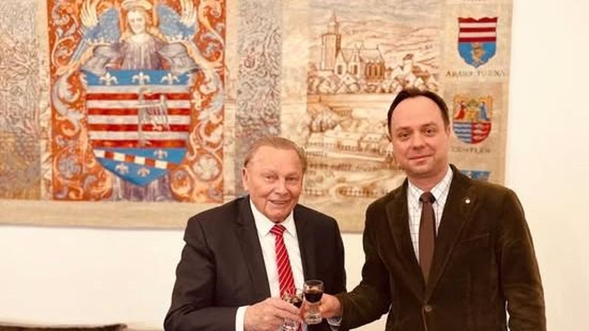 Éledezik a V4-ek? Baráti koccintásról számolt be a miniszterelnök főtanácsadója
