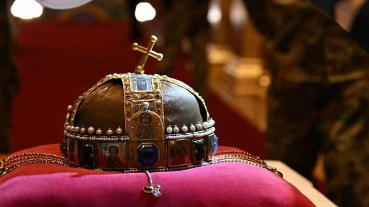 Itt a bejelentés: költözik a Szent Korona!