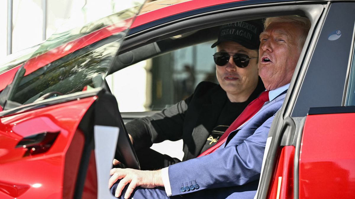 Musk minisztériuma lendületbe jött: két nap alatt 239 kormányzati szerződést zúztak be