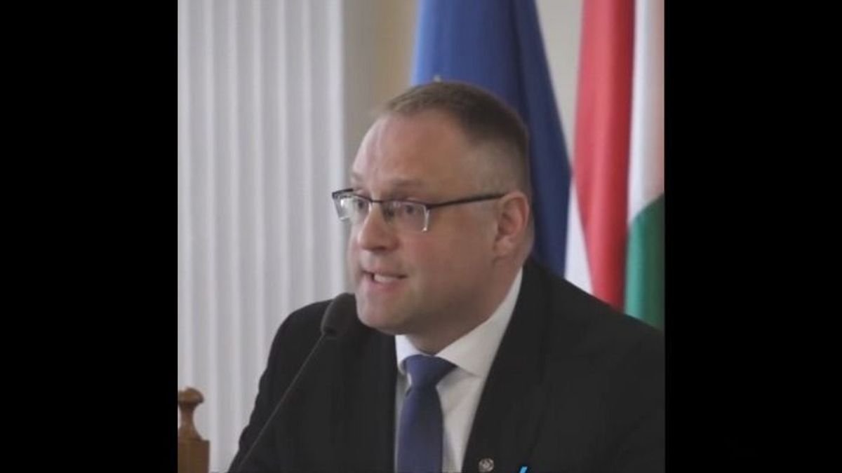 Videón, ahogy leleplezik a szolnoki polgármestert: valójában mindent tudott az elektrolitgyárról