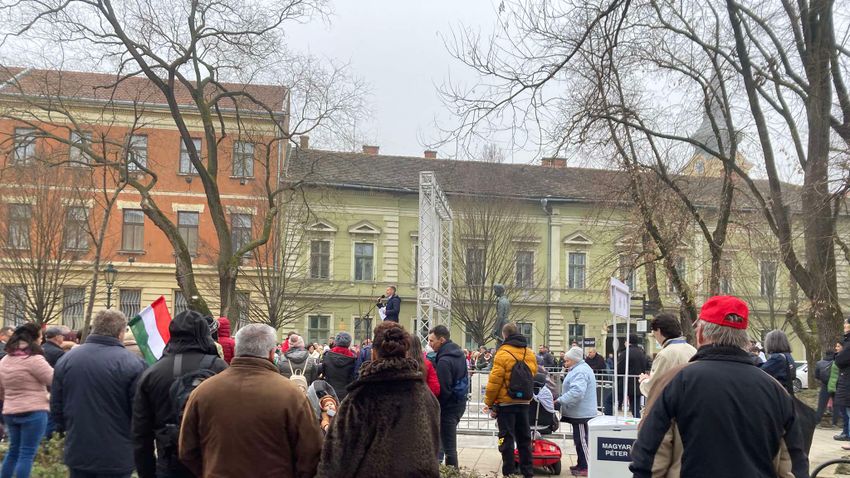 Alig háromszázan voltak kíváncsiak Magyar Péterre Gyulán