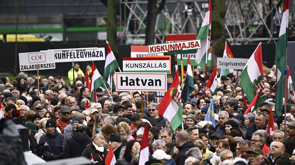 Tömegek a Nemzeti Múzeumnál: rengetegen voltak kíváncsiak Orbán Viktor beszédére (GALÉRIA)