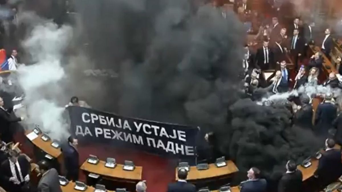 Füstbombák és verekedés a parlamentben (Videó)
