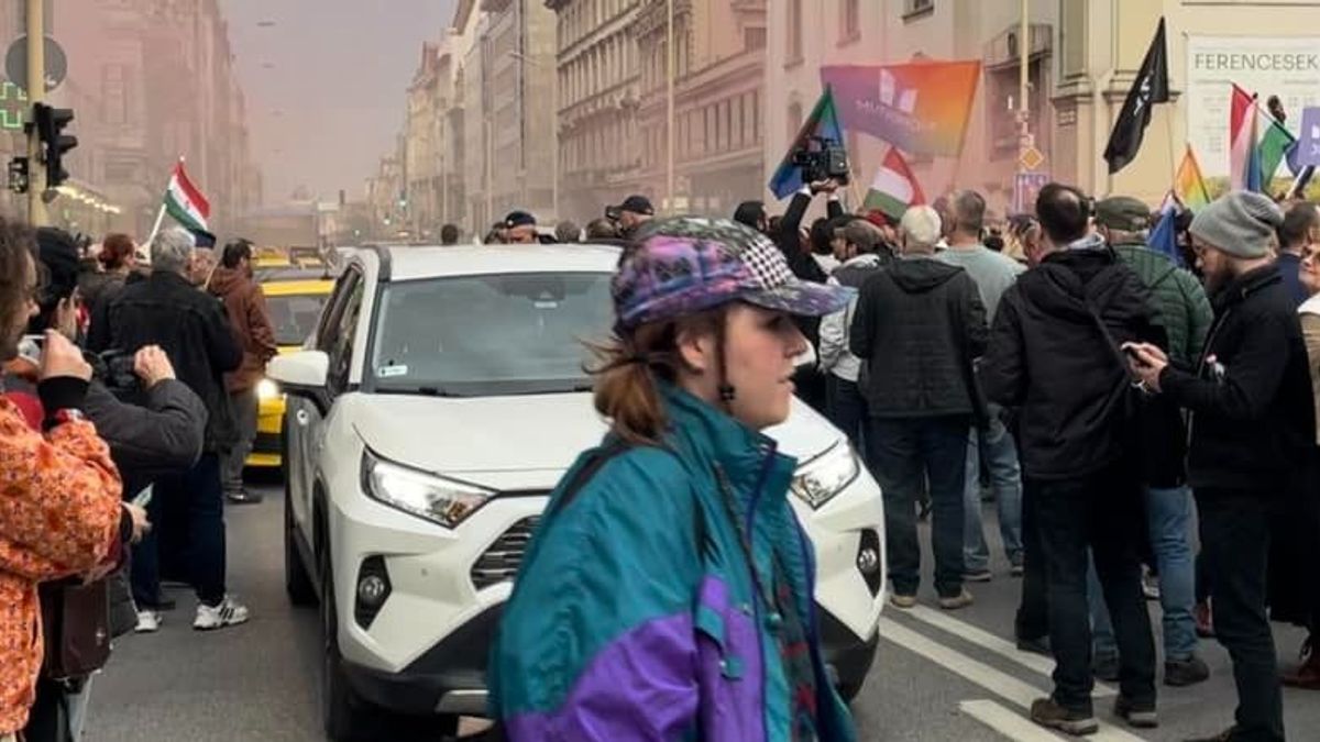 Kilométeres dugók, többórás araszolás, elterelt BKK-járatok – így ejtették túszul a tüntetők Budapestet