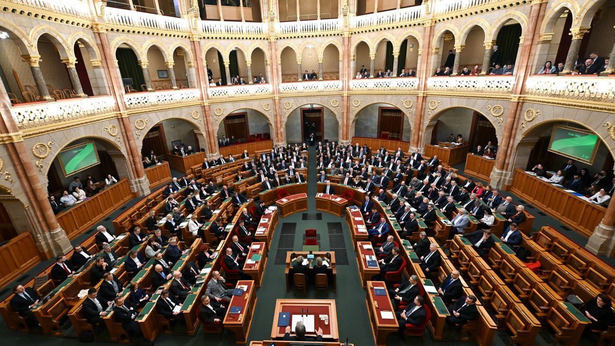 Nemet mondott az Országgyűlés a fegyverkezési célú új közös uniós hitelfelvételre