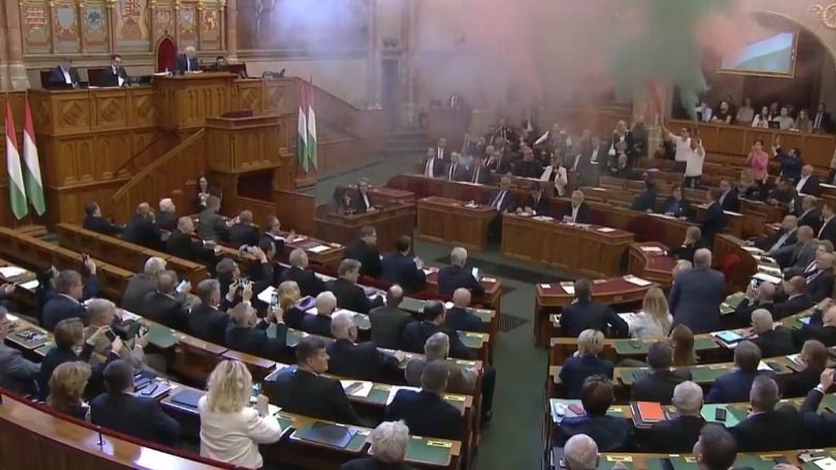 Világszenzáció a parlamentben, milliók látták már a momentumosok botrányát (VIDEÓ)