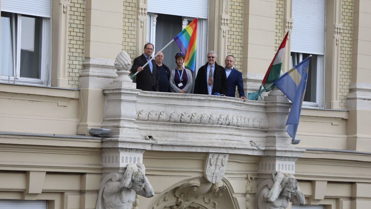 Pörög a meló az óbudai városházán: sikeresen kitűzték a szivárványos zászlót
