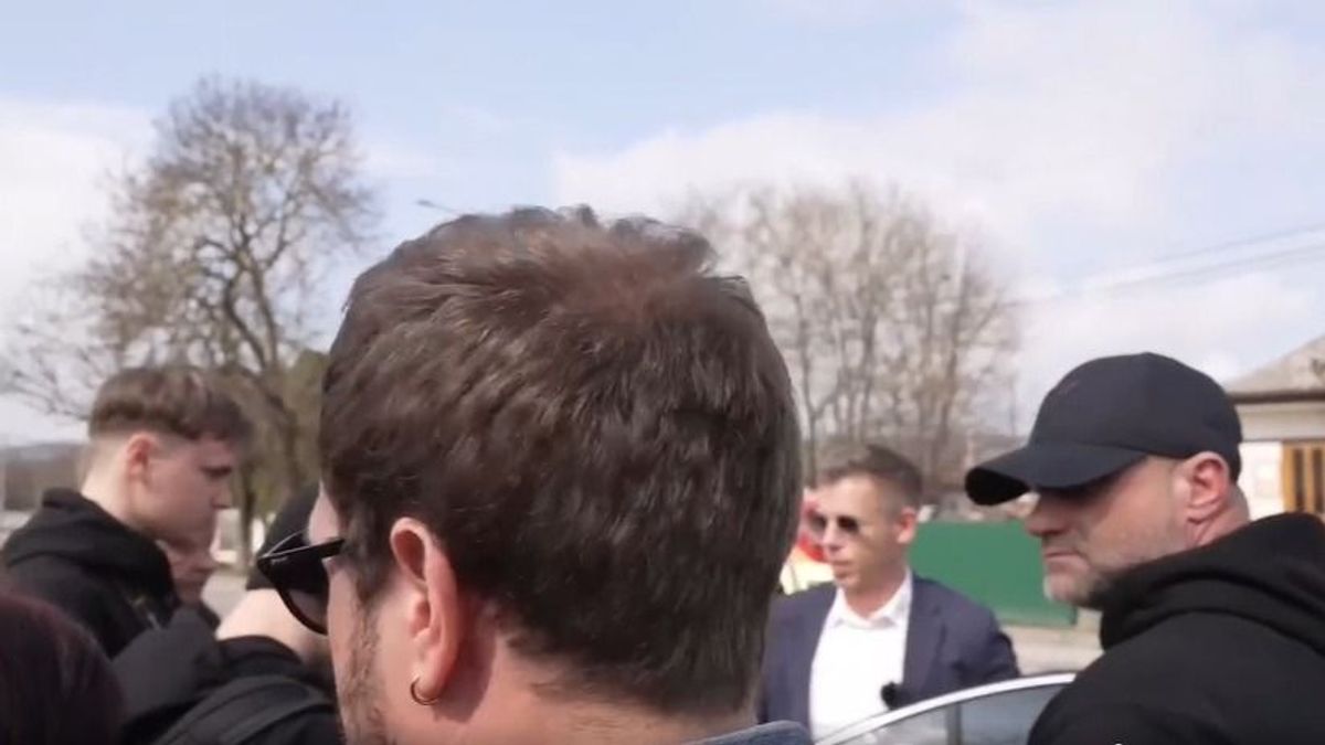 Bár korábban tagadta, de hemzsegnek Magyar Péter körül a testőrök – itt van a bizonyíték! (VIDEÓ)