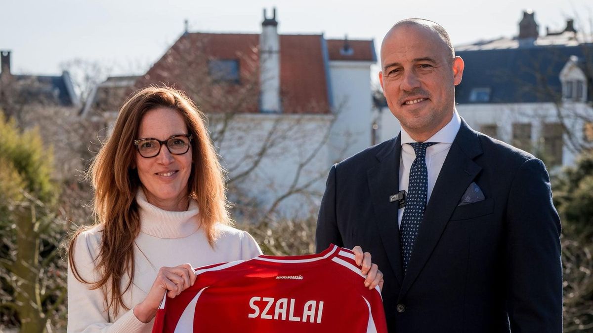 Jelentős szerepet vállalt Szalai Ádám megmentésében: különleges ajándékkal lepte meg az államtitkár a konzul hölgyet