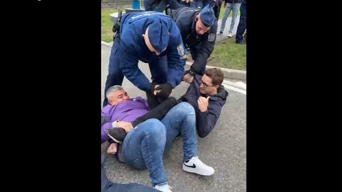 Földön fetrengő momentumosokat távolított el a rendőrség a köztévé bejárata elől (VIDEÓ)