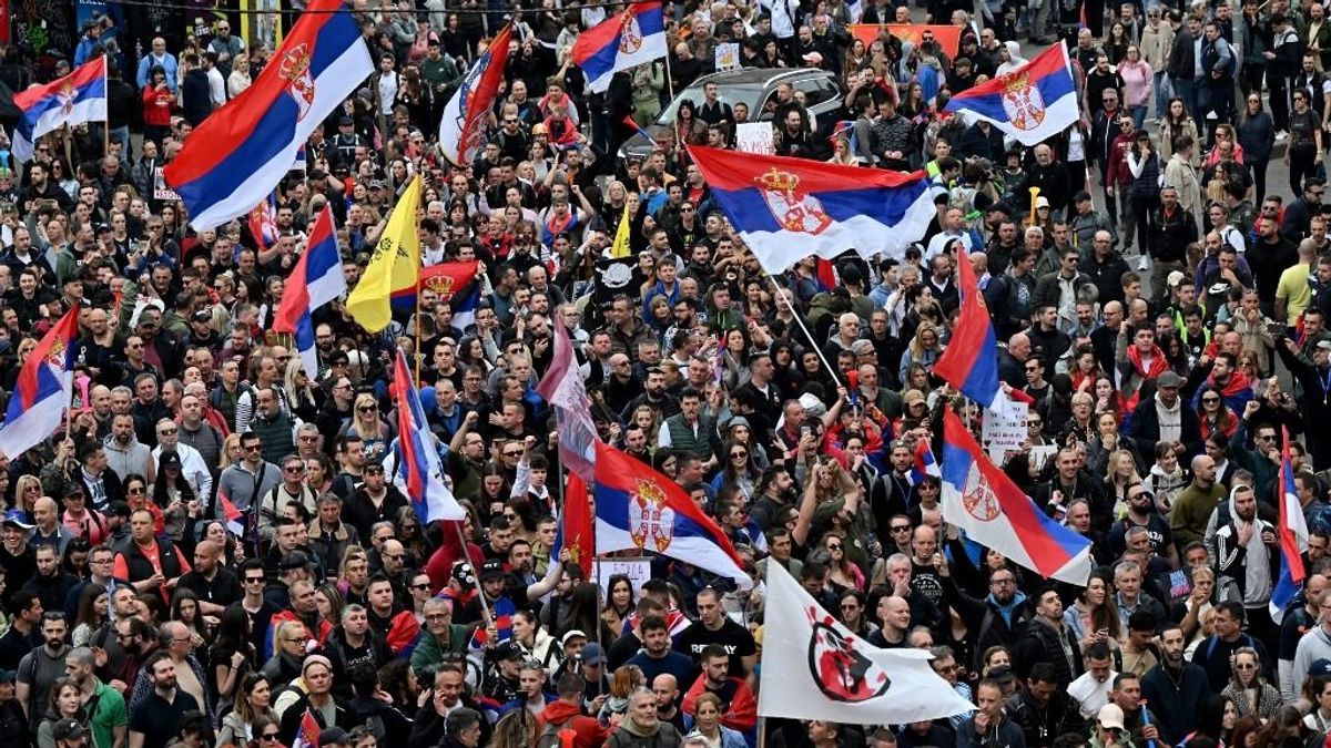 Dráma Belgrádban: autó hajtott a tüntetők közé (VIDEÓ)