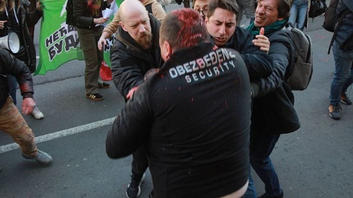 Egyre feszültebb a helyzet Szerbiában, Belgrádban tömegverekedés is volt (VIDEÓ)