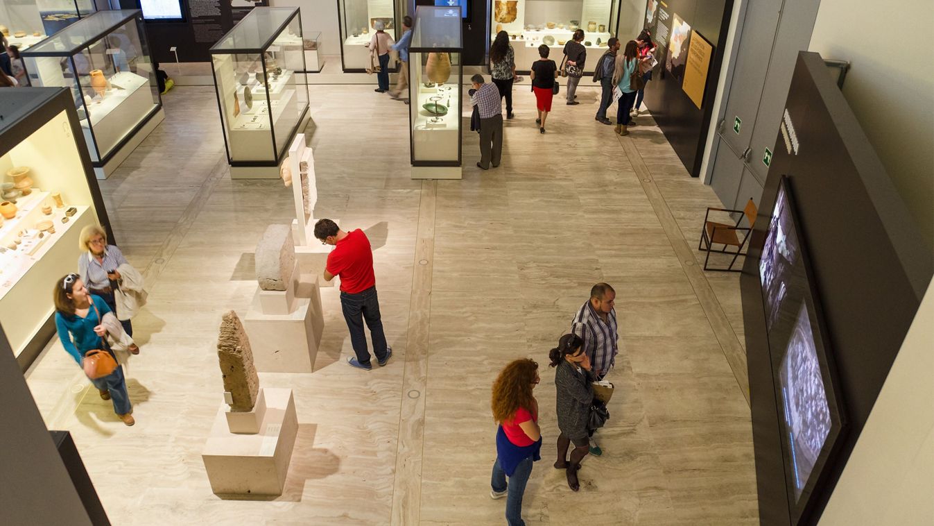 Madrid,,Spain,-,October,18:,People,Visiting,National,Archeological,Museum