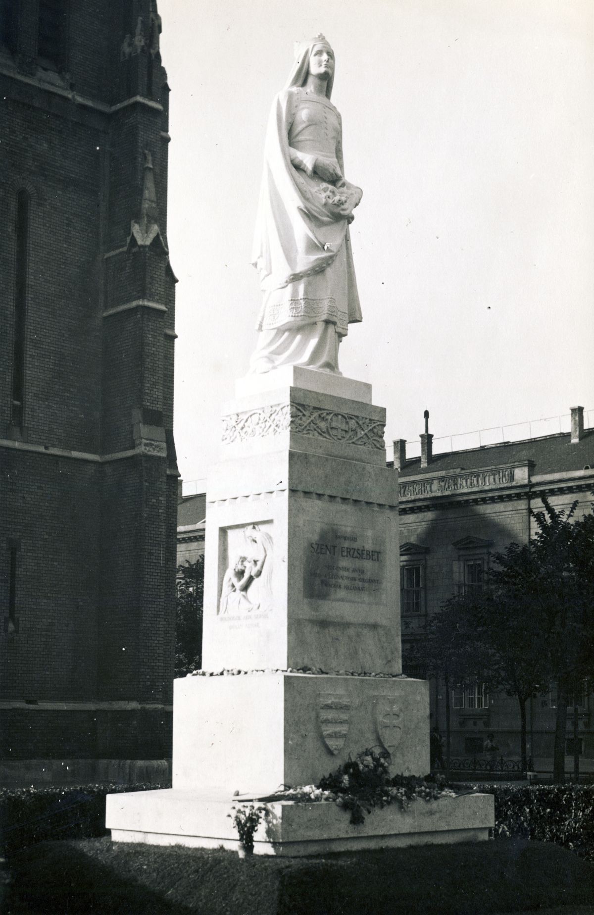 Szent Erzsébet szobra a budapesti Rózsák terén 1937-ben
Damkó József szobrászművész alkotása (1932)