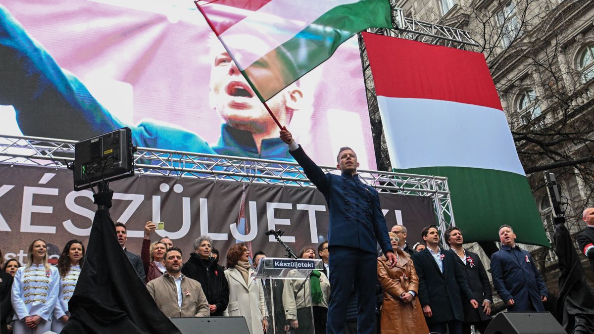 A kutyapárt komoly arccal is tud vicces lenni – Magyar Péter viszont mindenhogy kínos