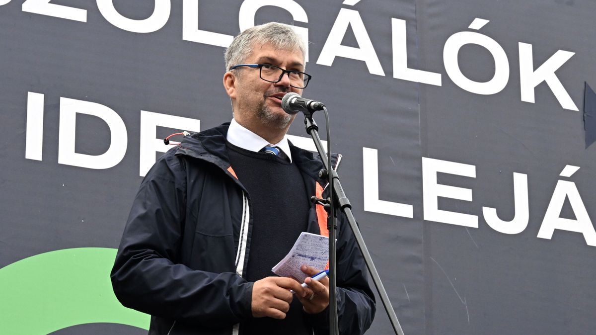 Pénzt kunyerál az emberektől hétmilliós bírságára Hadházy Ákos