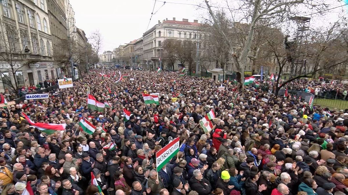 A Kálvin tértől az Astoriáig nyúlt a tömeg Orbán Viktor március 15-i beszéde alatt 2025-ben is. Fotó: MTI Fotószerkesztőség