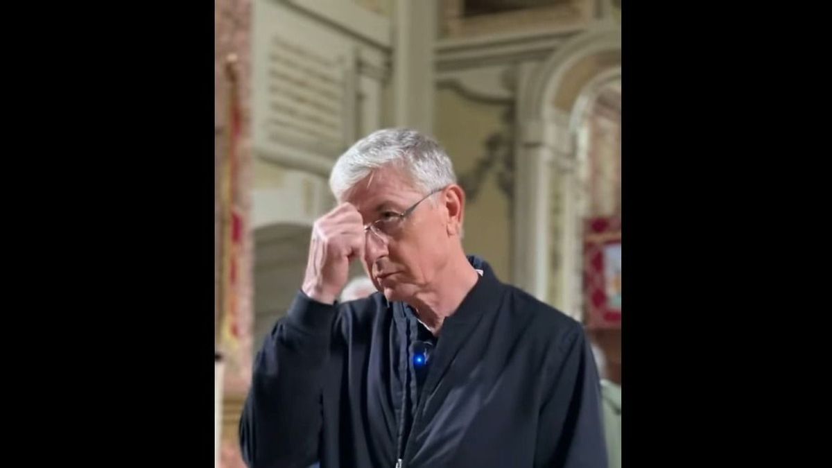 Keresztet vetve magyarázza Gyurcsány, hogy nem hisz Istenben (VIDEÓ)