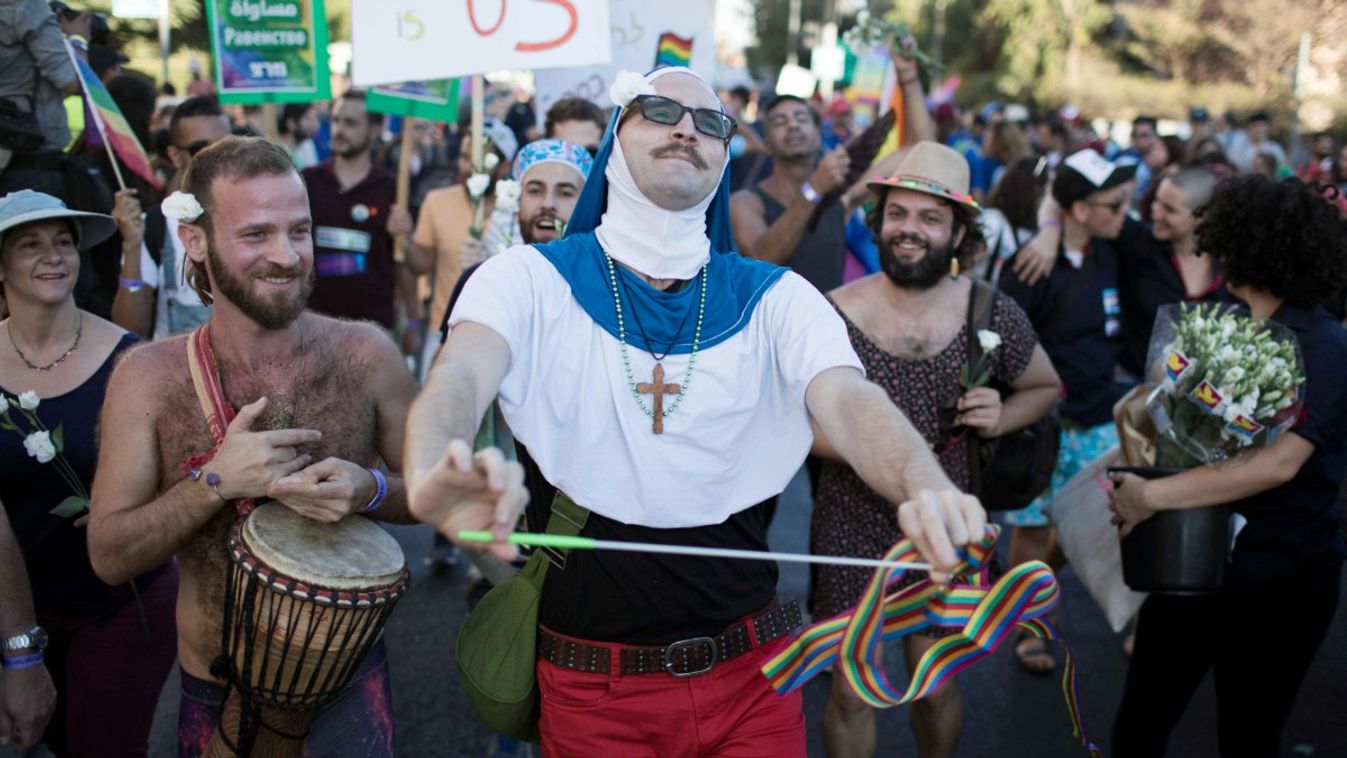 Résztvevők az évenként rendezett jeruzsálemi Gay Pride melegfelvonuláson 2017. augusztus 3-án. Idén mintegy 12 ezren vettek részt az izraeli fővárosban tartott rendezvényen.