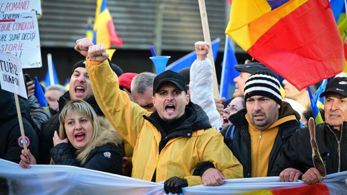 Megindultak a szélsőséges román tüntetők: pattanásig feszültek az indulatok Bukarestben