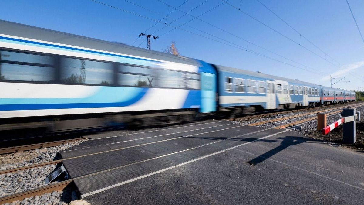 Kijött a műhelyből a MÁV legújabb üdvöskéje (VIDEÓ)