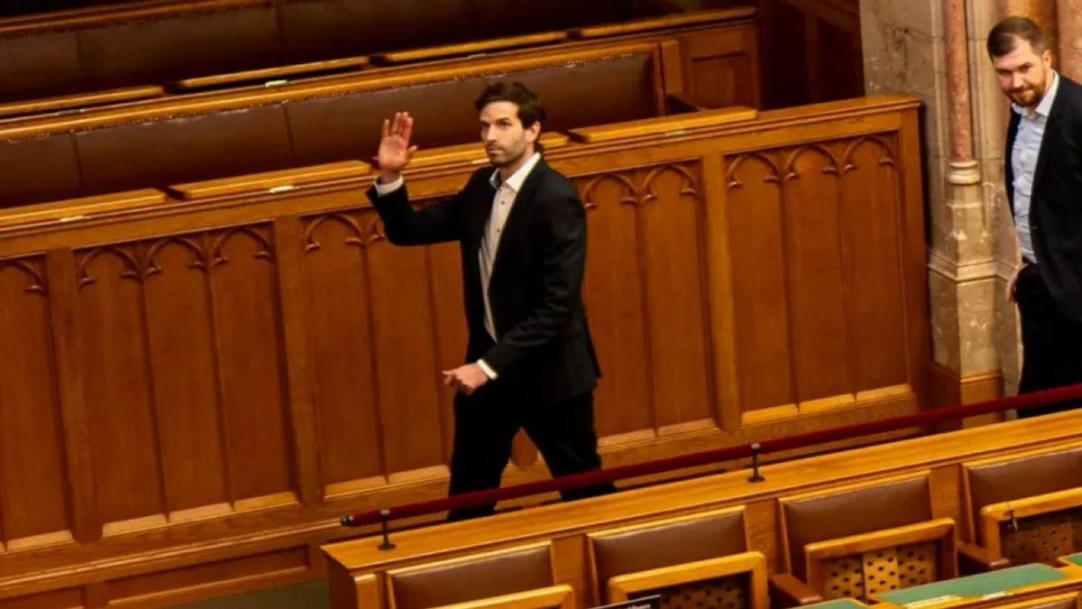 „Nincs már fék a zsarnokság-vonaton” – rendesen felszívta magát Fekete-Győr a Facebookon, aki „hóhérnak” nevezte a házelnököt