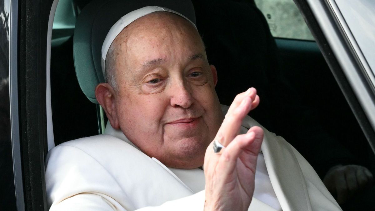 Ferenc pápát ismét lélegeztetőgépre kapcsolták – újabb légzési krízis fenyeget